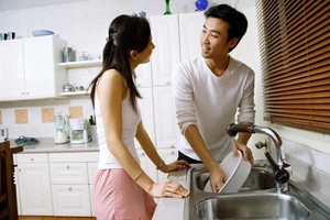 Muốn có một cuộc hôn nhân và gia đình hạnh phúc, phụ nữ chỉ cần lười biếng đúng cách. (Ảnh: ITN).