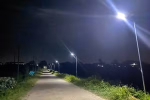 Với sức trẻ của hàng nghìn sinh viên và sự đồng hành của Quỹ Vì tương lai xanh (Tập đoàn Vingroup), những con đường quê từ các xã vùng sâu, vùng xa ở Lạng Sơn, đến bản làng giáp biên giới A Lưới (Huế) hay ven biển xã Sơn Mỹ (Lâm Đồng) đang dần bừng sáng về đêm.