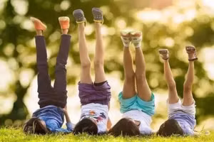 Cha mẹ thời đại mới đặc biệt quan tâm đến việc giáo dục con cái. (Ảnh: ITN).