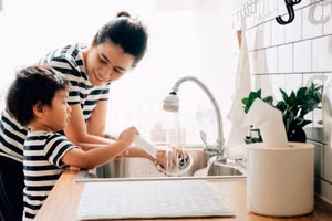 Người lớn cần hướng dẫn trẻ phát triển thói quen làm việc và nghỉ ngơi tốt. (Ảnh: ITN).