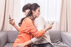 Việc có nên xem hay không xem điện thoại của đối phương lại trở thành một vấn đề nan giải. (Ảnh: ITN)