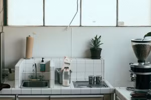 Các chất dạng bột như bột mì, tinh bột, bột gạo nếp,... không nên đặt gần bếp nấu. (Ảnh: ITN).