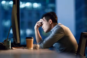 Suy nghĩ thái quá thường bắt nguồn từ lo lắng, sợ thất bại và theo đuổi sự hoàn hảo. (Ảnh: ITN)