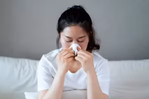 Không khí khô sẽ nhanh chóng làm bay hơi độ ẩm trên bề mặt niêm mạc mũi, khiến niêm mạc trở nên khô và kém đàn hồi. (Ảnh: ITN)