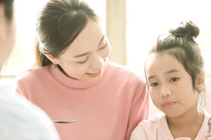 Hơn 70% trẻ em trong quá trình trưởng thành đã chịu ảnh hưởng tiềm ẩn từ cách khen ngợi của cha mẹ hoặc người khác. (Ảnh: ITN)