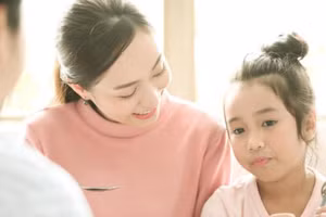 Hơn 70% trẻ em trong quá trình trưởng thành đã chịu ảnh hưởng tiềm ẩn từ cách khen ngợi của cha mẹ hoặc người khác. (Ảnh: ITN)