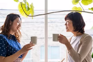 Nếu ai đó đã giúp chúng ta một việc, chúng ta thường cảm thấy cần phải trả ơn. (Ảnh: ITN).