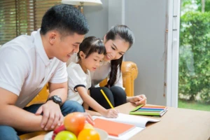 Những bậc cha mẹ có tầm nhìn xa sẽ không ngăn cản con đường học vấn của con mình chỉ vì họ không có điều kiện. (Ảnh: ITN).