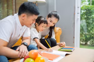 Những bậc cha mẹ có tầm nhìn xa sẽ không ngăn cản con đường học vấn của con mình chỉ vì họ không có điều kiện. (Ảnh: ITN).