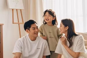 Những đứa trẻ không biết gì về tình hình kinh tế gia đình thường dễ cảm thấy bất an. (Ảnh: ITN).