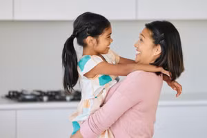 Sự tự đánh giá của một đứa trẻ trước hết xuất phát từ sự đánh giá của người khác về trẻ, và điều quan trọng nhất là sự đánh giá của cha mẹ. (Ảnh: ITN).