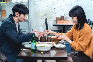 Cư xử lịch sự và nhã nhặn trong buổi hẹn hò đầu tiên chắc chắn có thể để lại ấn tượng sâu sắc cho người kia. (Ảnh: ITN).