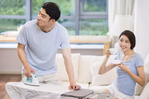 Phụ nữ thông minh biết sử dụng những phương pháp khéo léo để khiến chồng tự nguyện nghe theo. (Ảnh: ITN)