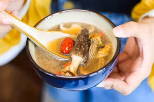 Nhiều người có quan niệm sai lầm rằng súp xương giúp bổ sung canxi. (Ảnh: ITN)