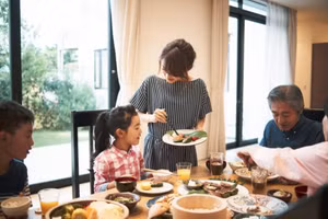 Những tương tác hài hước khiến tất cả cười nghiêng ngả, giúp các thành viên trong gia đình xích lại gần nhau hơn. (Ảnh: ITN).