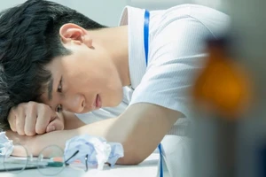 Mệt mỏi kéo dài có thể là nguyên nhân gây ù tai phải