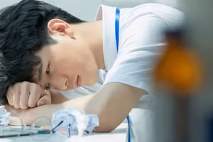 Mệt mỏi kéo dài có thể là nguyên nhân gây ù tai phải