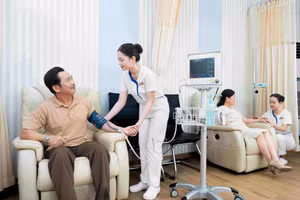 Bên cạnh chăm sóc y khoa, đội ngũ điều dưỡng còn hỗ trợ tâm lý, đồng hành cùng người bệnh và gia đình trong các quyết định quan trọng.