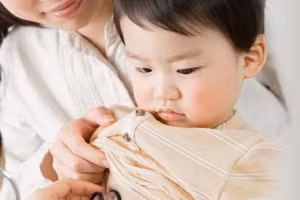 Rôm sảy là một trong những bệnh ngoài da thường gặp ở trẻ em vào mùa hè. (Ảnh: ITN)