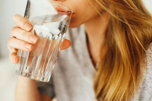 Vào mùa hè, bổ sung nước kịp thời là rất quan trọng. (Ảnh: ITN)