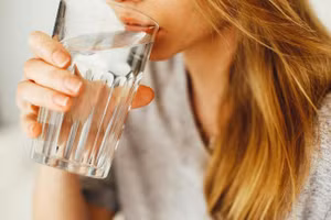 Vào mùa hè, bổ sung nước kịp thời là rất quan trọng. (Ảnh: ITN)