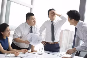 Văn phòng không phải là chốn bình yên, giữa người với người luôn tồn tại những cuộc cạnh tranh âm thầm. (Ảnh: ITN)