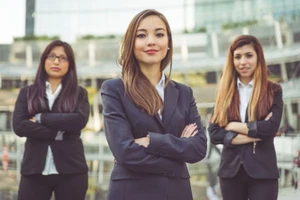 Những người dễ cảm thấy ghen tị nhất thường là những người quen thuộc trong vòng kết nối của bạn. (Ảnh: ITN).