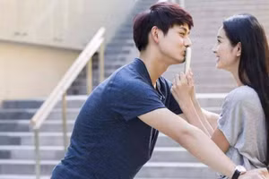 Tình yêu không thể đồng nhất với tiền bạc. (Ảnh: ITN)