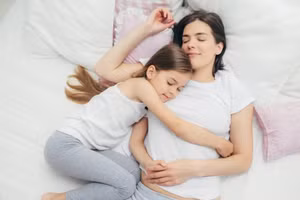 Sự gắn bó của đứa trẻ với mẹ là bản năng nguyên thủy nhất. (Ảnh: ITN).