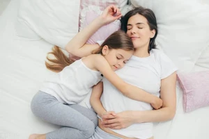 Sự gắn bó của đứa trẻ với mẹ là bản năng nguyên thủy nhất. (Ảnh: ITN).