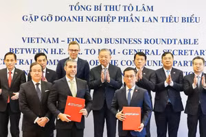 Tổng Bí thư Tô Lâm (giữa, hàng sau) chứng kiến & chúc mừng Vietjet và Airways Aviation trao thỏa thuận phát triển nguồn lực hàng không quốc tế tại Phần Lan.