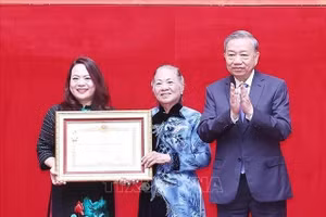 Tổng Bí thư Tô Lâm trao Danh hiệu Anh hùng Lực lượng vũ trang nhân dân cho đại diện gia đình Thượng tướng Bùi Thiện Ngộ. Ảnh: Thống Nhất/TTXVN.