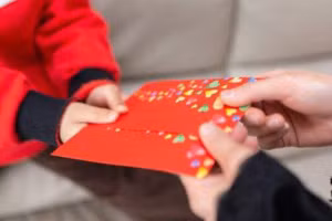 Nhiều trẻ sau Tết trở thành “cậu ấm cô chiêu”. (Ảnh: ITN).