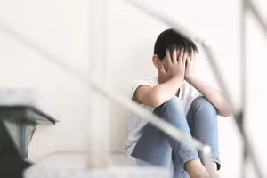 Ảnh hưởng của bạn bè đồng trang lứa cũng dẫn đến những chuẩn mực gây áp lực về học tập hoặc xã hội lên trẻ em. (Ảnh: ITN).