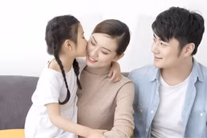 Đối với việc nuôi dạy con gái, giáo dục sớm và hỗ trợ cảm xúc là chìa khóa để xây dựng nền tảng cho sự tự tin và độc lập suốt đời của con. (Ảnh: ITN).