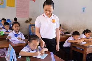 data-sub-html=" Cô Đậu Thị Lệ Hải có nguyện vọng ở lại Lào tiếp tục gắn bó với học sinh. Ảnh: Hoàng Táo ">