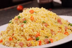 Bạn chỉ cần trộn cơm với trứng trước khi chiên, để từng hạt gạo được phủ đều trứng và tơi ngon. (Ảnh: ITN).