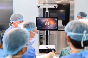  Vinmec Đà Nẵng thay khớp gối bằng robot, bệnh nhân tập đi ngay sau mổ