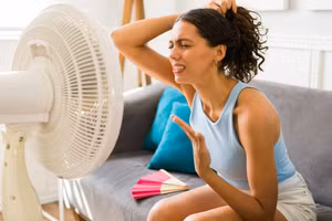 Chúng ta thường bật quạt khi nóng, nhưng cần lưu ý để quạt một khu vực càng rộng trên cơ thể càng tốt. (Ảnh: ITN).