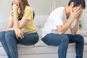 Bạn có thể khó chấp nhận những cảm xúc tệ hại nếu người đã phản bội bạn liên tục ở bên cạnh để nhắc nhở bạn về họ. (Ảnh: ITN).