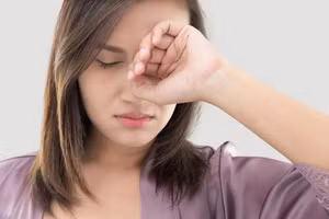 Những thói quen xấu như dụi mắt quá nhiều đã được chứng minh là gây ra chứng keratoconus. (Ảnh: ITN)