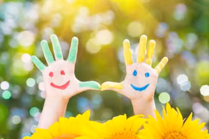 Khi thời tiết đẹp, hãy ra ngoài phơi nắng, vận động nhiều và gần gũi với thiên nhiên. (Ảnh: ITN)