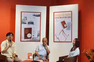 Các diễn giả trong Lễ ra mắt sách “Chuyện với Thanh – Lời kể mới về ánh sáng”. Từ trái qua phải: Cù Trọng Xoay, TS Nguyễn Thành Nam và em Thanh.