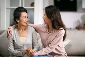 Mẹ chồng làm gương và dùng hành động của mình để thể hiện sự quan tâm, yêu thương gia đình, con dâu đương nhiên sẽ chân thành làm theo. (Ảnh: ITN).