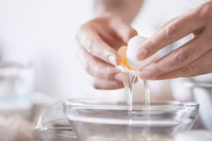 Lòng đỏ trứng có nhiều cholesterol và chất béo, đó là lý do mọi người thường có xu hướng chỉ ăn lòng trắng trứng. (Ảnh: ITN)