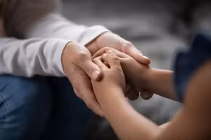 Từ xin lỗi đến việc tự nhìn nhận, đó là một bước tiến lớn trong quá trình trưởng thành của trẻ. (Ảnh: ITN).