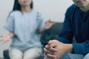 Nhiều cặp đôi cảm thấy họ không thể giao tiếp với nhau, họ bắt đầu cãi nhau ngay khi mở miệng hoặc đối phương không phản hồi gì cả. (Ảnh: ITN).