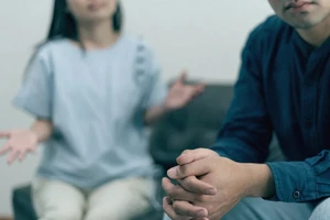 Nhiều cặp đôi cảm thấy họ không thể giao tiếp với nhau, họ bắt đầu cãi nhau ngay khi mở miệng hoặc đối phương không phản hồi gì cả. (Ảnh: ITN).