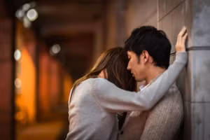 Chúng ta muốn thân thiện và thể hiện lòng tốt, nhưng khi xây dựng các mối quan hệ mới, chúng ta cũng vô tình tạo ra những cảm xúc mới. (Ảnh: ITN).