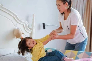Trẻ ở nhà trong kỳ nghỉ, nhưng cha mẹ vẫn đi làm như thường lệ. Không có thời gian chăm sóc con cái đã trở thành vấn đề lớn nhất mà các bậc phụ huynh phải đối mặt. (Ảnh: ITN).